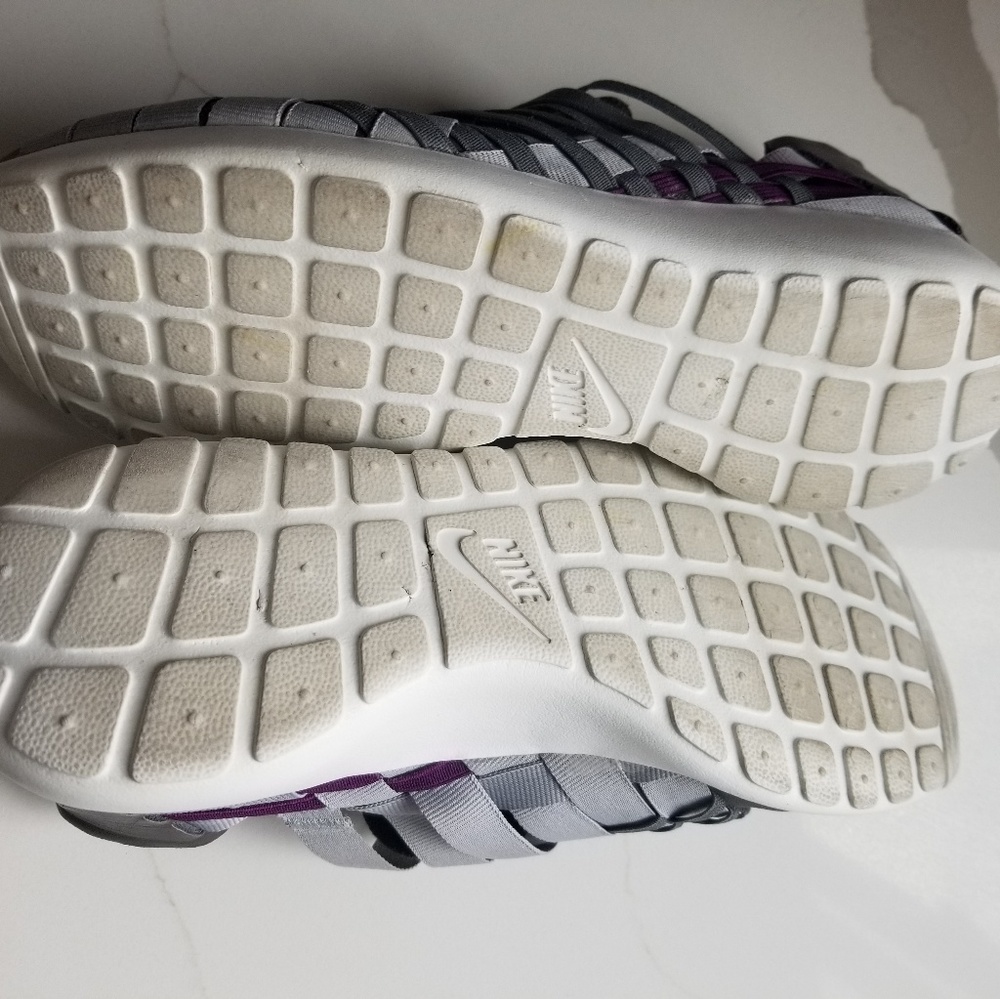 Nike Roshe Run woen shoe. Used. Good condition. - Picture 6 of 6